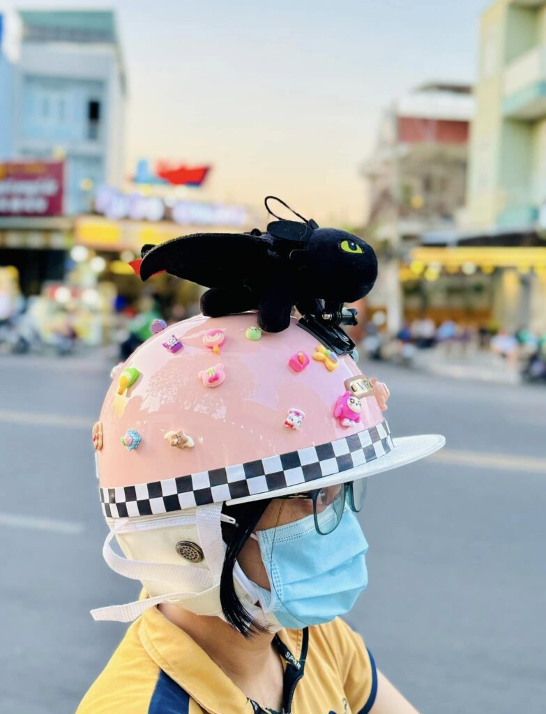 Khủng Long bay gắn nón bảo hiểm